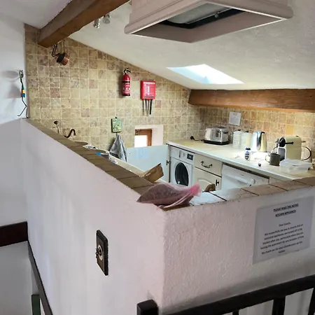 Апартаменти Authentic Old Duplex With Seaview Terrace