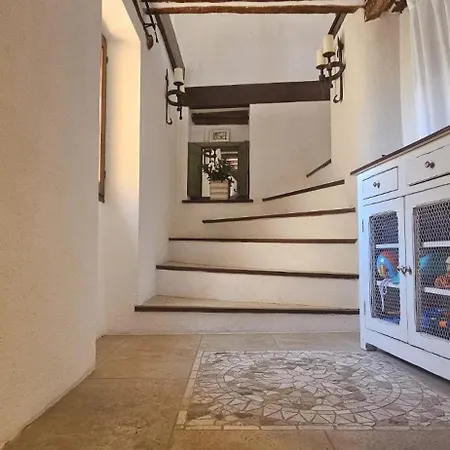 Апартаменти Authentic Old Duplex With Seaview Terrace Антіб