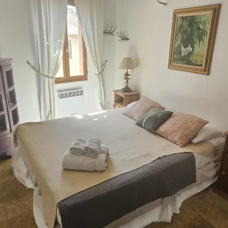 Апартаменти Authentic Old Duplex With Seaview Terrace