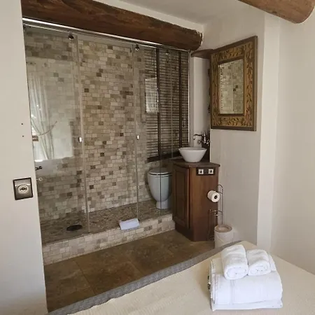 Апартаменти Authentic Old Duplex With Seaview Terrace Антіб